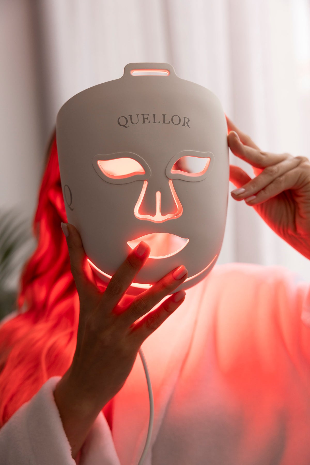 Quellor LED Light Therapy Mask lifestyle image